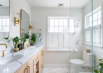 How to maximize space in a small bathroom — 7 pro tips that may surprise you